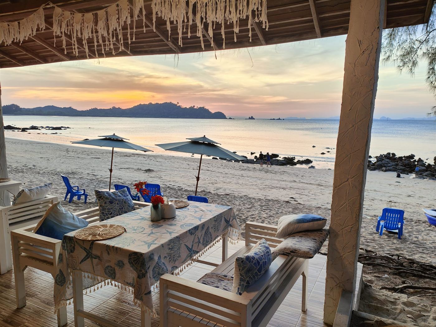 Strandrestaurant bei Sonnenuntergang mit Meerblick